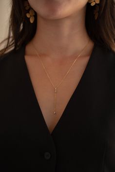 Our SIMPLE LARIAT NECKLACE was made for all you necklace stack lovers. It's simple but features three cubic zirconia (CZ) stones at the focal point to add a pop of sparkle. Wear as is, or layer it with our SENSE or AURA NECKLACE. 18k gold plated on stainless steel. Length: 18” Extender: 2” All the necklaces come in a beautiful jewelry box. Lariat Necklace Outfit, Aura Necklace, Jewelry Necklace Simple, Stackable Necklaces, Pearl Lariat Necklace, Necklace Stack, Necklace Outfit, Dangle Necklaces, Affordable Jewelry