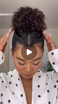 Simple Short Curly Hairstyles Natural, Short Hairstyles With Rubber Bands, Cute Short Curly Hairstyles Black Women, Curly Up Hairstyles, Curly Updo Tutorial Videos, Instagram Tutorial, Curly Hair Inspiration, Penteado Cabelo Curto, Short Curly Hair