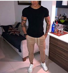 Calça Jogger Masculina, Dicas Como Usar! | New Old Man - N.O.M Blog  blog.newoldman.com.br Mens Summer Outfits, Stylish Men Casual, Joggers Outfit, Hipster Mens Fashion, Mens Fashion Casual Outfits, Stylish Mens Outfits, Men Fashion Casual Outfits, Cool Hoodies, Outfit Combinations