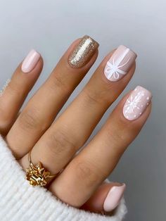 short nude Christmas gift nails with gold glitter accent Beige Nails, Basic Nails, Makijaż Smokey Eye, Christmas Nails Acrylic, Short Acrylic Nails Designs