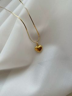 Golden Heart Necklace, Golden Heart, Necklace Simple, The Ultimate Gift, Gold Accessories, Style Chic, Delicate Necklace, Dainty Jewelry, Minimalist Jewelry