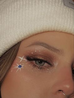 Snowy eye makeup Christmas Makeup Looks Eyeshadows, Snowman Makeup Kids, Snow Inspired Makeup, Snowy Eye Makeup, Xmas Makeup Ideas, Snowflake Makeup Simple, Christmas Party Eye Makeup, Frost Makeup Look, Christmas Makeup For Kids