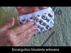 an older person holding a plastic object in their hand with the words enarquitos bisetera artesana on it