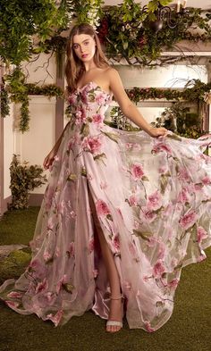 Frilly, feminine, and fun, this fabulous strapless long prom ball gown is sure to wow the crowd at your big formal. Gorgeous 3-D floral details from the sweetheart neckline to the floor make this long print formal dress a vibrant choice for prom, galas, and other black-tie events. The long floral-print evening gown has a sheer corset-style waist and a multi-layered long a-line skirt that opens in a side slit before draping to the floor. Uniquely beautiful for your memorable evening, this straple فستان زهري, Floral Dress Wedding Guest, Strapless Organza, Cheap Prom Dresses Online, Rose Gown, Silk Prom Dress, Formal Wedding Guests, Organza Gowns, Floral Dress Formal