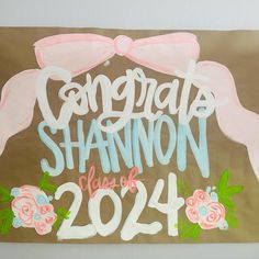 a sign that says congratulations shannon class of 2014 with flowers and bows on it