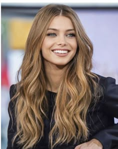 Gigi Hadid Wavy Hair, Blond Vs Brunette, Gigi Hadid Hair Color, Gigi Hadid Aesthetic, Gigi Hadid Hair, Blonde Vs Brunette, Hair Color Options, Hair Color Caramel, Dyed Blonde Hair