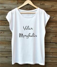 Camiseta Juego de Tronos Game Of Thrones Valar Morghulis, White Blouse Short Sleeve, Valar Morghulis, Mother Of Dragons, Shirts Black, Blouse Short Sleeve, Fan Shirts, Shirt And Pants, White Blouse