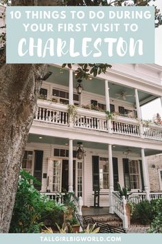 a white house with the words, a first timer's guide to charleston 10 things you have to do