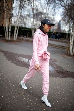 Street style at London Fashion Week fall 2017. Streetwear Inspiration, Stylish Hoodies, 2017 Fashion, Fall Color, Streetwear Women