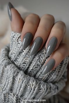 28+ Plain Winter Nails Art ideas and Designs Plain Winter Nails, Grey Gel Nails, Winter Nails Art, Light Gray Nails, Grey Matte Nails, Sophisticated Manicure, Grey Nail Art, Grey Nail Designs, Nails Art Ideas