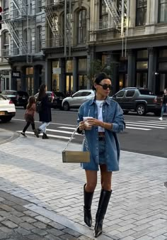 Michelle Infusino, New York Outfits, Look Adidas, Walking Down The Street, Estilo Indie, Skandinavian Fashion, Winter Lookbook, Elegante Casual, Monica Bellucci