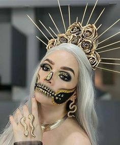 Golden Outfit, Gold Skeleton, Cute Halloween Makeup, Headpiece Diy, Skull Makeup, Voodoo Dolls, Halloween Makeup Looks, Halloween Accessories, Dance Outfits