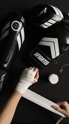 Kickboxing gear set for women with boxing gloves hand wraps and shin guards. Aesthetic Gloves, Kickboxing Equipment, Kickboxing Women, Boxer Aesthetic, Gloves Aesthetic, Kickboxing Gloves, Kickboxing Training, Hand Wraps, Gym Bag Essentials