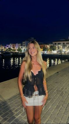 Summer Clubbing Outfits Night, Beach Mini Skirt Outfit, Summer Nightlife Outfits, Going Out Holiday Outfits, Holiday Going Out Outfits Summer, Night Out Holiday Outfit, Portugal Clubbing Outfits, Trending Going Out Outfits, Holiday Night Out Outfits