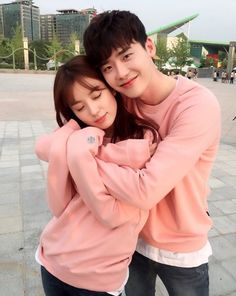 Lee Jong Suk Gives Han Hyo Joo A Back Hug Behind-The-Scenes Of “W” via @soompi Asian Couple, Hyo Joo, Han Hyo Joo, Jong Suk, Lee Jong Suk, Lee Jong