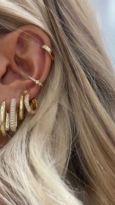 Pretty Ear Stacks, Cute Gold Earring Stacks, Piercing Stack Gold, Gold Ear Stack Aesthetic, Elegant Ear Stack, Layered Jewelry, Jewelry Accessories Ideas, Classy Jewelry, Dope Jewelry