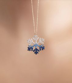 925 Sterling Silber Kleine Schneeflocke Halskette für Frauen *Ein exklusiver Geschenkschmuck für Dich und deine Liebsten. Möchtest du im Winter etwas "Bling" hinzufügen? Dieser Schneeflockenschmuck wird eine TOLLE Wahl für Dich sein. Und sie sind ein ideales Geschenk für Deine Freundin, Frau, Verlobte, Tochter, Mutter, deine besondere Person im Winter, besonders zu Weihnachten oder Valentinstag. * Elegantes Design: Wunderschön ausgerichtete Snowflake-shaped.It mit funkelnden Kristallen, die ein Cat Charm Necklace, Snowflake Jewelry, Bracelets Diamond, Valentinstag Party, Lucky Charm Necklace, Snowflake Necklace, Snowflake Pendant, Jewels Rings, Jewellery Necklace