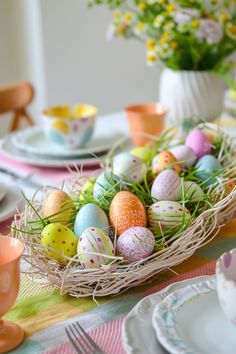 Infuse artistic elegance into your Easter dinner. Explore creative decor, art-inspired settings, and unique ideas for an aesthetically pleasing feast. Holiday Party Crafts, Spring Love, Easter Blessings, Spring Decorating, Easter Printables, Rooms Decor, Holiday House, Easter Dinner