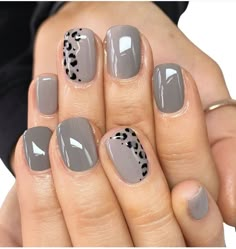 Nail Ideas With Sparkles, Short Gray Nails With Design, Nail Designs For Concert, Fall Nails 2023 Leopard, Office Acrylic Nails, Easy Accent Nail Designs, Nov Nails 2023, Nail Design Ring Finger, August Gel Nails