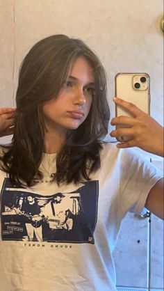 Haircut For Summer 2024, Teen Girl Layered Haircuts, Summer Haircuts Medium Length, Simple Layered Hair Medium, Summer Haircuts Straight Hair, Short Haircuts For Women Shoulder Length Straight, Long Layers On Short Length Hair, Hair Cuts That Look Good Without Styling, Medium Length Hair Aesthetic