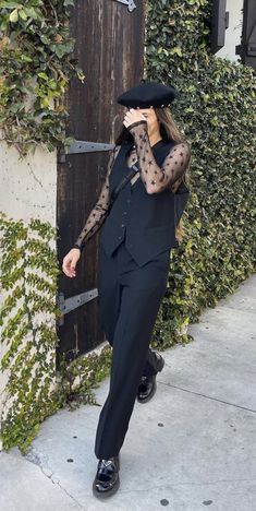 Stairs Colours, Waistcoat Outfit, 30s Style, All Black Outfit, Vest Outfits, Looks Chic, Mode Inspo, Looks Style, Mode Inspiration