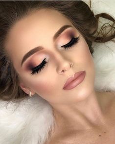 (paid link) Neutral Makeup Look, Who? These Colorful Eyeshadow Evening Formal Makeup, Bodouir Make Up, Pink Makeup For Wedding, Make Up For Burgundy Dress, Makeup For Maroon Dress, Maroon Makeup, Makeup Looks Ideas, Evening Eye Makeup