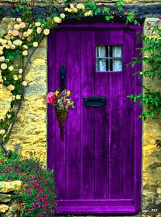 a purple door with flowers growing on it and the caption in spanish below reads,'la felicidad frequentemente entre se cueia por una puertoria que no sa salas que