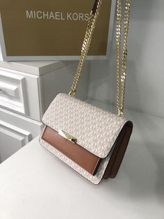 Michael Kors Crossbody Bag Outfit, Crossbody Bag Outfit, Sac Michael Kors, Side Bags For Women, Purse Outfit, My Style Bags, Bags For Sale