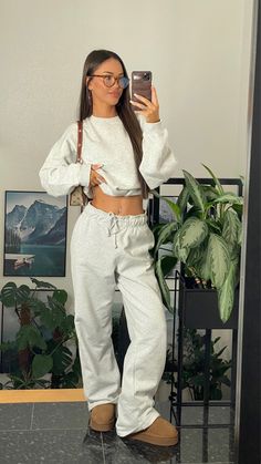 Joggers And Uggs Outfit, Grey Joggers Outfit Winter, Joggers Winter Outfit, Grey Joggers Outfit, Styling Uggs, Daisy Wolanski, Wfh Style, Ugg Outfits, Outfit Ugg