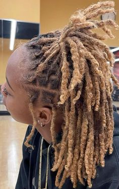 Bob Dreads, Locs Hair Color, Honey Blond Locs Black Women, Highlights Locs, Golden Locs, Black Locs With Brown Highlights, Sandy Brown Locs Black Women, Blond Highlights On Locs, Highlighted Locs Black Women