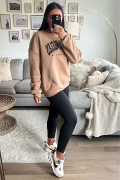 Los Angeles Sweatshirt Outfit, Women Nike Sneakers Outfit, Everyday Sneakers Women Cute Outfits, Comfortable Outfits With Leggings, Shop Outfits For Women, Woman’s Sneaker Outfits, Womens Sporty Outfits Casual, Comfy Cool Mom Outfits, Winter Clothes 2024 Trends