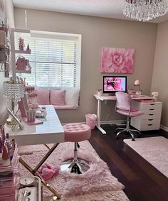 Studio Apartment Ideas Girly, Light Pink Aesthetic Room, Girly Bedroom Ideas For Women, Pink Aesthetic Room Decor, Pink Aesthetic Room, Light Pink Aesthetic, Pink Home Office, Smelling Good