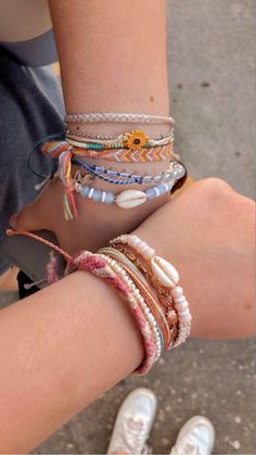 I am in <3 with these bracelets!! #preppy #beachy #aesthetic #notmypicture #beach #bracelet Bracelets Preppy, Surf Jewelry, Preppy Jewelry, Estilo Hippie, Beads Bracelet Design, Jewelry Accessories Ideas, Summer Bracelets, Jewelry Lookbook, Cute Bracelets