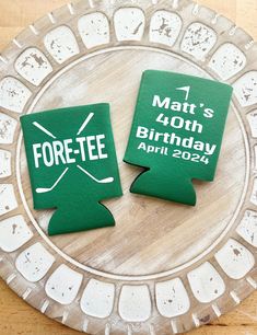 two pieces of green paper with the words foretee on them sitting on top of a wooden table