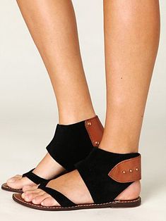 sandals Casual Fashion Trends, Free People Clothing Boutique, Free People Clothing, Leather Sandals Flat, Cute Sandals, Clothing Boutique