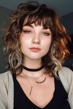 Short Bleached Hair, Color Block Hair, Dyed Curly Hair, Colored Curly Hair, Wavy Hairstyles, Wolf Cut, Penteado Cabelo Curto, Hair Dye Colors