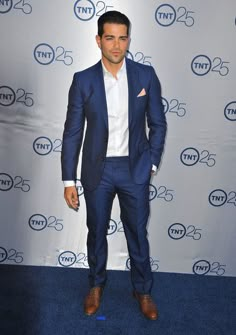 Jesse's midnight blue suit added some daring color to his classic two-piece suit look. Male Vogue, Midnight Blue Suit, Men Suits Blue, Terno Slim, Jesse Metcalfe, Blue Suit Men, Blue Suits, Slim Fit Tuxedo