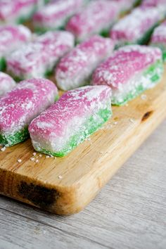 there are many small pieces of food on the cutting board with sprinkles