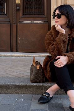 Rayban Wayfarer Sunglasses, Louis Vuitton Bag Outfit, Vuitton Outfit, Handbag Styles, Louis Vuitton Outfit, 2022 Outfits, Garage Clothing, Ray Ban Sunglasses Wayfarer