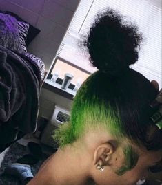 Neon Green Skunk Stripe Hair, Skunk Stripe Green, Skunk Dye, Green Skunk Stripe, Green Hair Streaks, Skunk Strip, Hair Stripes, Dark Green Hair, Skunk Hair