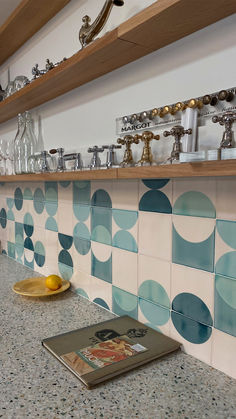 Kitchen backsplash with blue and green tiles from Smink Studio Blue Tiles Kitchen Backsplash, French Backsplash, Tile Splashback Kitchen, Tile Splash Back, Ceramic Tiles Kitchen, Bauhaus Kitchen, Unique Layout Design, Kitchen With Open Shelving, Blue Kitchen Tiles