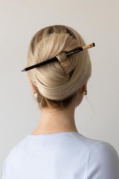 Today’s hair tutorial is 10 cute back to school hairstyles! These easy hairstyles are perfect for medium - long hair lengths and are very cute hairstyles for school. I wanted to share different types of heatless hairstyles for everyone. Whether you love ponytails, half-up half-down styles, claw clips, messy buns, low buns, or hair hacks, I've got you covered! Very Cute Hairstyles, Updo Hairstyles For School, Cute Back To School Hairstyles, Messy Updo Hairstyles, Hair Problem, Low Buns, Cute Hairstyles For School, Sophisticated Hairstyles, French Twist Hair