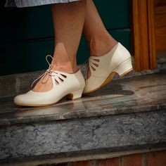 Retro women's vintage white shoes are made of genuine leather. Premium quality soft leather is used. Inspired of 1950's fashion. It is super comfortable thanks to its ergonomic, perfectly balanced heels and leather insole which is fully padded. They will also perfectly match your dresses and knee-length skirts. This elegant shoes invite you to experience your most feminine energy, poise and power. Handmade by skilled artisans in Istanbul with minimal stitches, naturally treated leather.  This cl 50s Shoes, 70s Shoes, 1960s Shoes, 1940s Shoes, Ivory Shoes, Feminine Shoes, Girls Attire, Off White Shoes, Swing Dancing