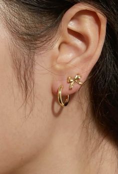 Good Ear Piercings, Double Gold Piercing, Earrings For Doubles, Gold Earrings Combination, Earring Inspiration Gold, Earrings Inspiration Gold, Ear Piercing Styling Gold, Gold Earrings Aesthetic Simple, Gold Earring Stack Aesthetic