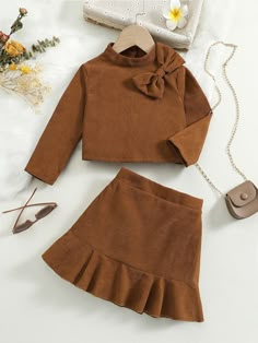 Niñas con lazo delantero de cuello alto Top & bajo con fruncido Falda Modest Kids Clothes Skirts, Kids Top Designs For Skirt, Kids Ruffle Skirt, Baby Girl Skirt Top Design, Cotton Frocks For Kids, Kids Winter Outfits, Baby Girl Skirts, Baby Girl Dress Design, Kids Dress Patterns