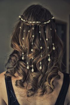 Bubble ponytail hairstyle ideas | Trendy hairstyle ideas Unique Hair Jewelry, Gem Stone Hairstyle, Hair Chain Accessories, Hair Jwellary Braids, Bridal Hair Styles For Medium Length, Hairstyles With Jewels Accessories, Hair Bead Accessories, Beaded Hair Braids, Hair Jwellary