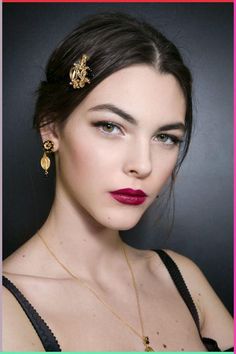 Cold weather = hot looks. Victoria Ceretti, Runway Makeup Looks, Winter Lipstick, Makeup Layout, Classic Makeup Looks, Coral Lipstick, Vittoria Ceretti, Classic Makeup, Blue Eyeliner