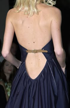 back detail Spring Silhouette, Detail Couture, Milan Fashion Weeks, Clothing Details, Buckle Belt, Fashion Week Spring