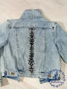 Vest Patches Women, Iron On Jacket Ideas, Iron Patches On Clothes, Patches On Jean Jacket, Custom Jean Jacket Ideas, Diy Jacket Refashion, Patch Jacket Ideas, Jackets With Patches, Patches On Jacket