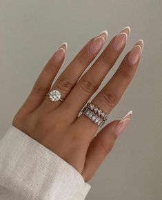 Nye Simple Nails, Mail Almond Design, Short Natural Almond Nails Designs, Bridal Coffin Shape Nails, Nail Inspiration Almond Spring, Small Oval Shape Nails, Almond Nails Reverse French, Almond Nail Ideas Spring, Classy But Sassy Nails